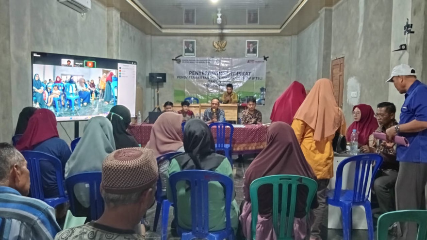 PEMERINTAH DESA MENDIK BAGIKAN SERTIPIKAT PTSL TAHAP 1