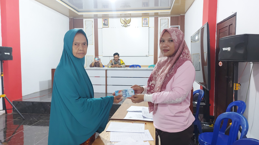 PENYALURAN BLT DANA DESA TAHAP 4 S.D. TAHAP 6 TAHUN 2025 DI DESA MENDIK BERJALAN LANCAR